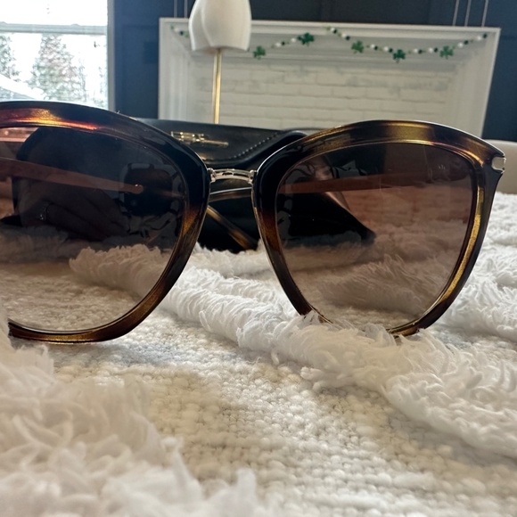 Ralph Lauren Sunglasses w/ Case - Picture 2 of 4